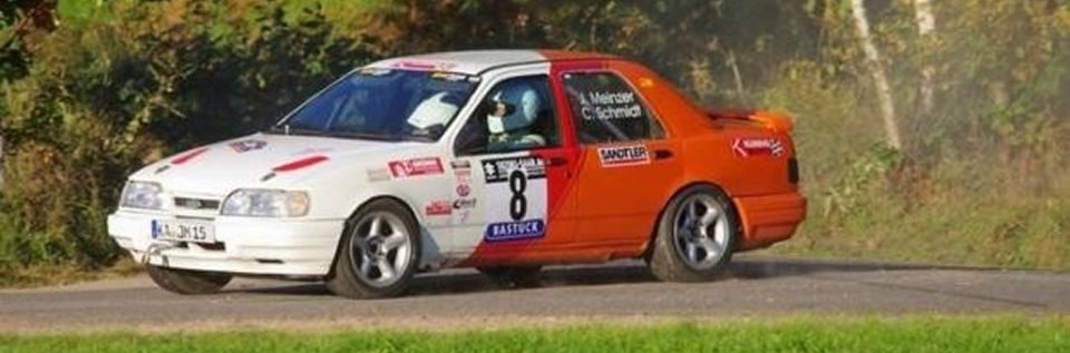 Rallye-Ford Sierra mit der Startnummer 8, Fahrer J. Meinzer und C. Schmidt, auf einer Wertungsprüfung